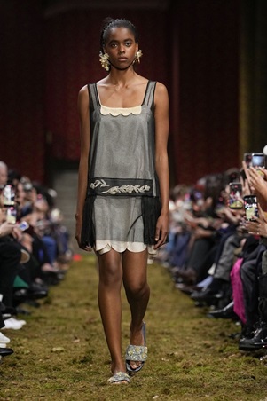 لمسة من الألفينات تعود إلى المنصة